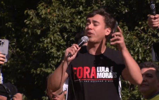 Nikolas Ferreira critica Moraes e afirma: 'sem toga não é nada'
