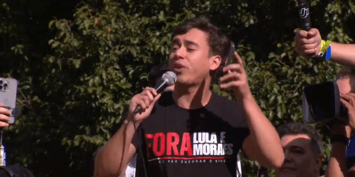 Nikolas com o microfone