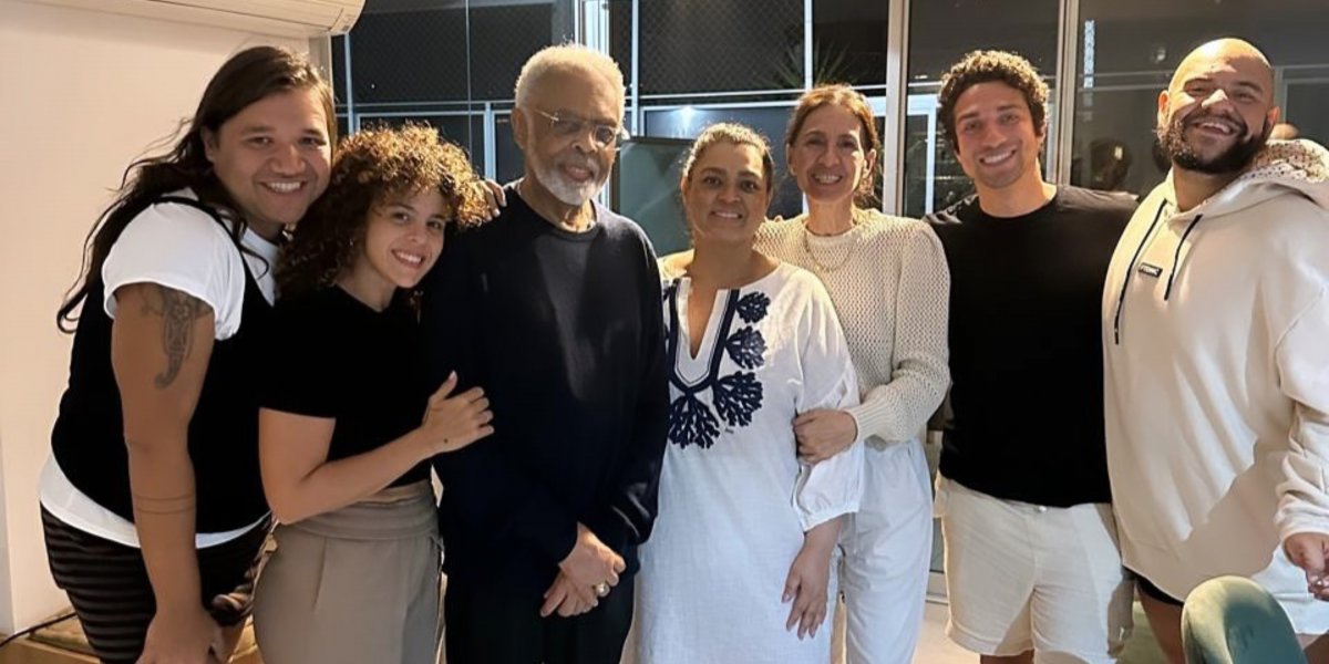 Preta Gil ao lado da família e amigos