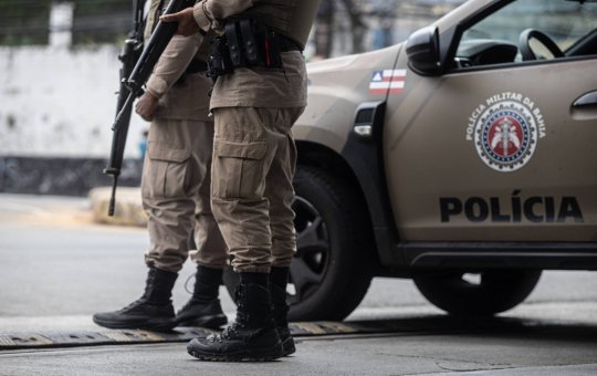 Suspeito de homicídio é morto e esposa presa durante operação policial em Salvador