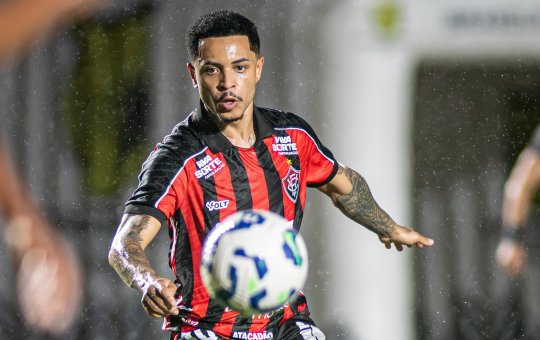 Matheuzinho, Ronald ou Romarinho? Carille projeta disputa no meio-campo do Vitória