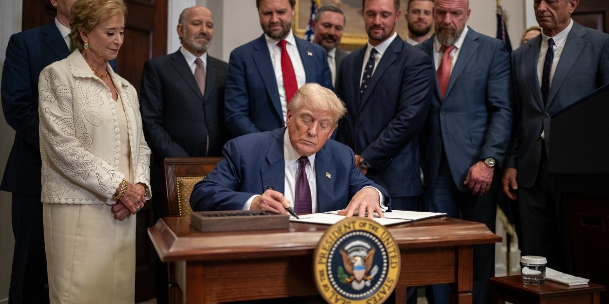 Trump assinando documento para os Esportes Americanos