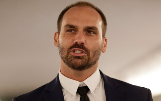 Eduardo Bolsonaro reage à prisão do pai: “Sem crime, sem provas, sem julgamento”