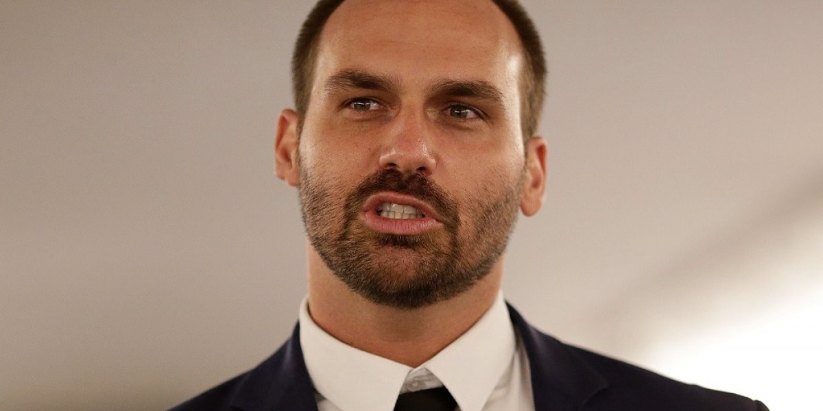 Eduardo Bolsonaro reage à prisão do pai: “Sem crime, sem provas, sem julgamento”