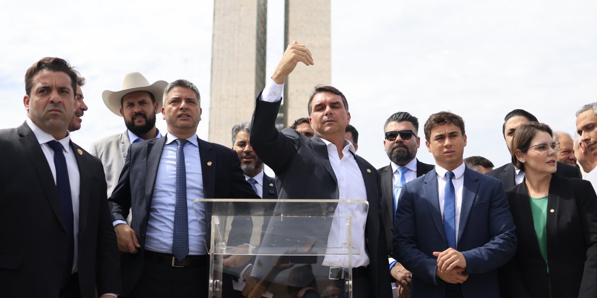 Oposição protesta contra prisão de Bolsonaro e propõe 'pacote da paz' no Congresso