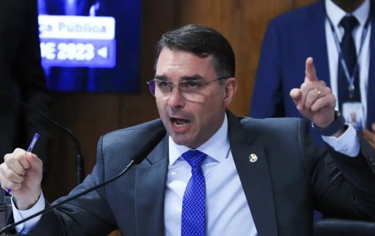 Após prisão do pai, Flávio Bolsonaro promete ofensiva  e pede impeachment de Moraes