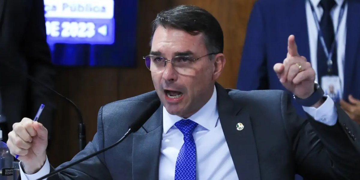 Após prisão do pai, Flávio Bolsonaro promete ofensiva e pede impeachment de Moraes