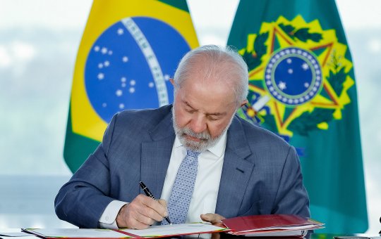  Lula evita comentar prisão de Bolsonaro, mas alfineta: “Cidadão que tentou dar um golpe”