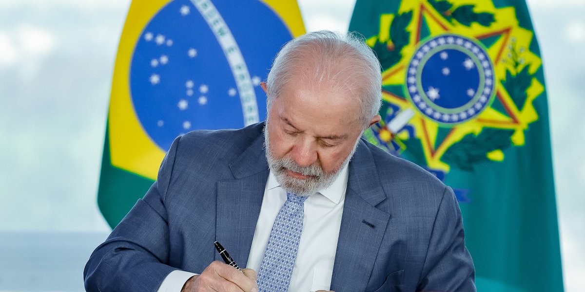 Lula evita comentar prisão de Bolsonaro, mas alfineta: “Cidadão que tentou dar um golpe”