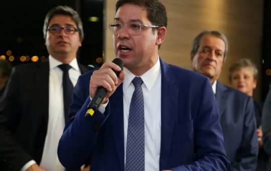 Vice da Câmara diz que pautará anistia caso Hugo Motta se ausente do país