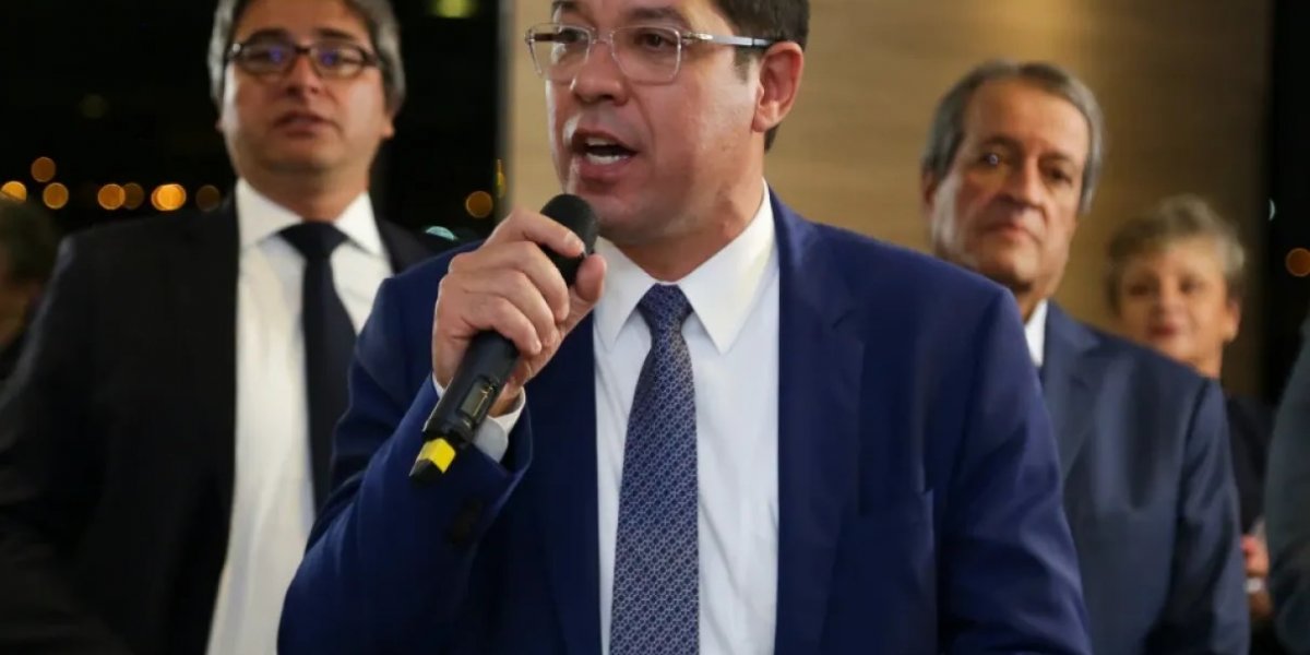 Vice da Câmara diz que pautará anistia caso Hugo Motta se ausente do país