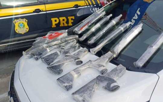 PRF apreende carga de fuzis escondida em carro que seria entregue  em cidade da Bahia 