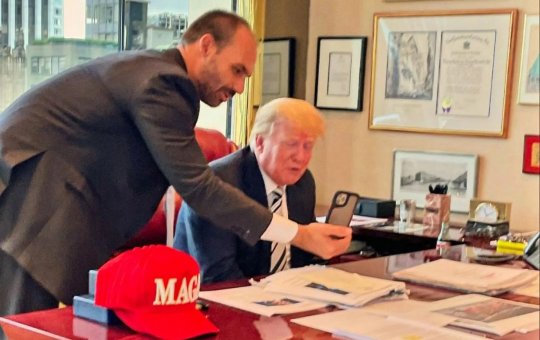Mesmo em 'exílio político' nos EUA, Eduardo Bolsonaro volta a receber salário da Câmara