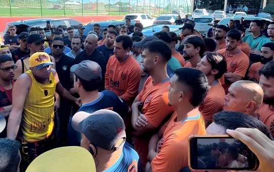 Qual o limite entre cobrança e a violência das torcidas organizadas aos jogadores?