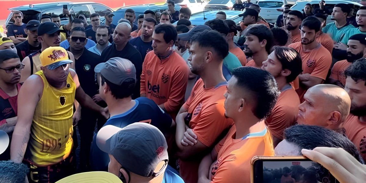 Momento em que a torcida do Sport invadiu o CT do time