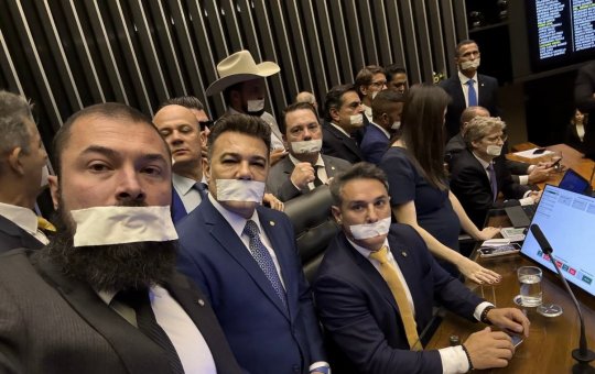 "Só vale mimica"; Deputados fazem greve de silêncio contra a prisão de Jair Bolsonaro