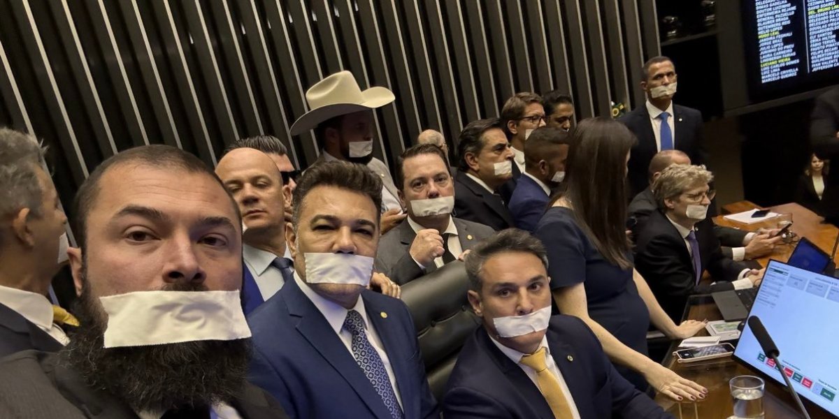 Deputados da base bolsonarista protestam contra a prisão domiciliar do ex-presidente Jair Bolsonaro