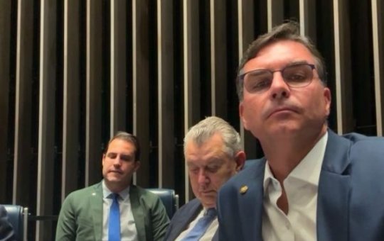 Flávio Bolsonaro 'acampa' no Congresso e pede impeachment de Moraes