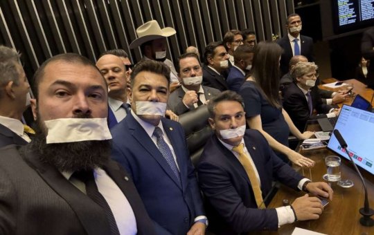 Bolsonaristas fazem vigília na Câmara contra prisão de Bolsonaro e pedem impeachment de Moraes