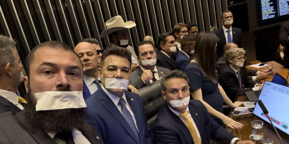Bolsonaristas fazem vigília na Câmara contra prisão de Bolsonaro e pedem impeachment de Moraes