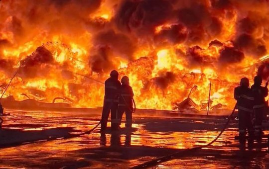 Incêndio em fábrica de carro já passa de 24 horas em Manaus