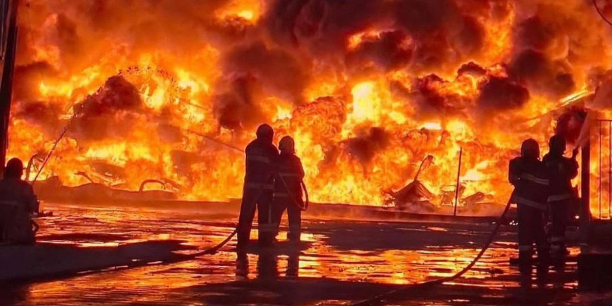 Corpo de Bombeiros tentando apagar o fogo