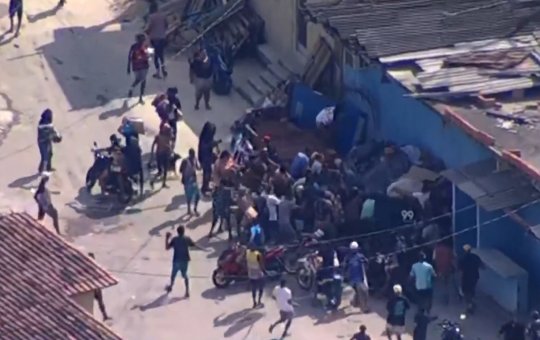 Multidão ignora presença da PM e avança em carga roubada no Rio de Janeiro