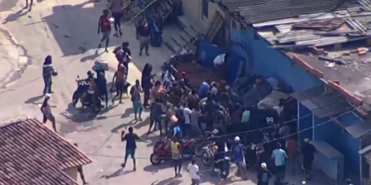 Momento em que a multidão avançava para pegar as carnes