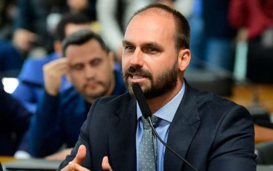 Eduardo Bolsonaro pressiona por sanções dos EUA contra o Brasil após prisão do pai