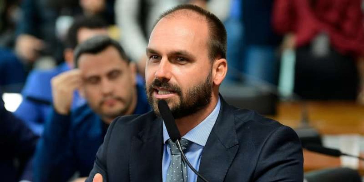 Eduardo Bolsonaro pressiona por sanções dos EUA contra o Brasil após prisão do pai