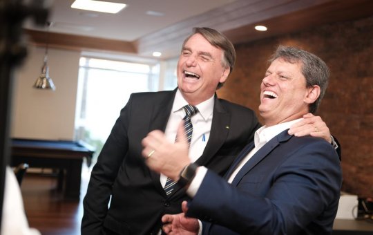 Tarcísio de Freitas pede a Moraes autorização para visitar Bolsonaro em prisão domiciliar