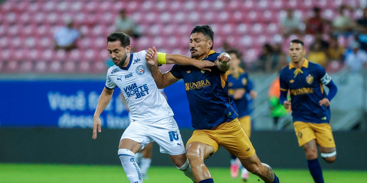 Everton Ribeiro, capitão do Bahia, disputa a bola com o jogador do Retrô