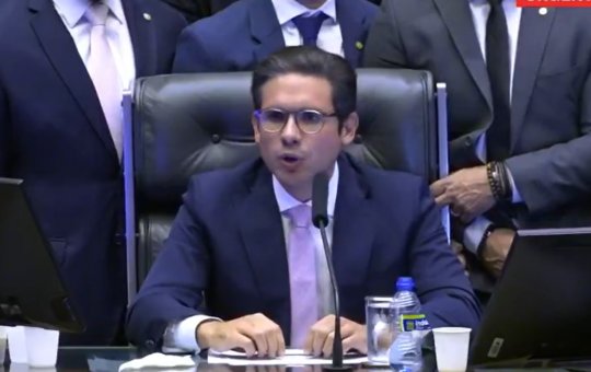 Depois de acionar a polícia legislativa, Hugo Motta retoma o controle da Câmara dos Deputados