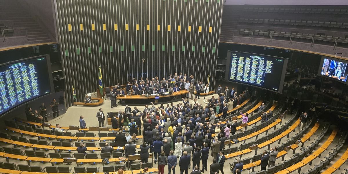 Câmara deve votar anistia aos atos de 8 de janeiro e foro privilegiado na próxima semana