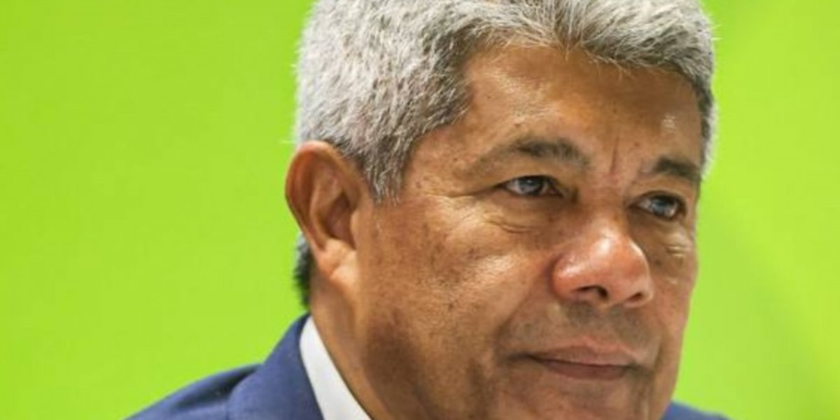 Jerônimo Rodrigues durante iniciativa para a assinatura da lei do Programa Bahia Alfabetizada