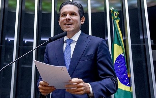 Sem "privilégios"; Hugo Motta nega possibilidade de Eduardo Bolsonaro manter mandato nos EUA