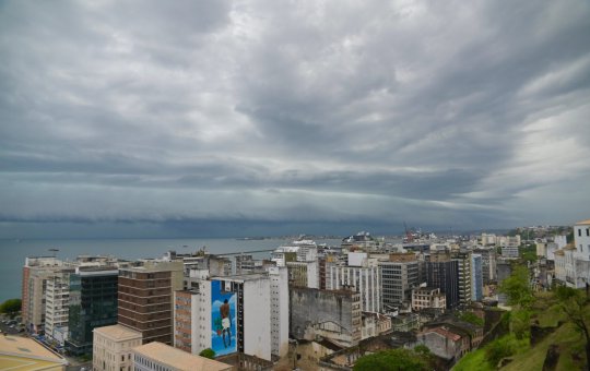 Previsão do tempo indica céu nublado e chance de chuva em Salvador no fim de semana