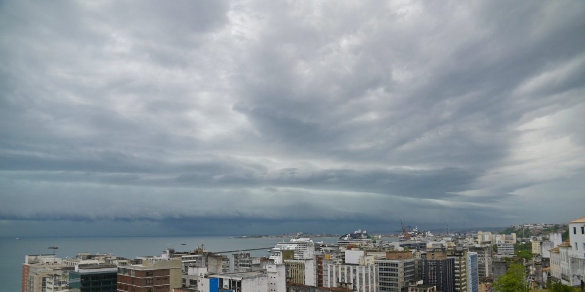 Previsão do tempo indica céu nublado e chance de chuva em Salvador no fim de semana