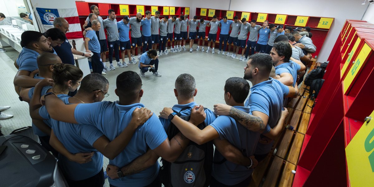 Time do Bahia rezando após classificação