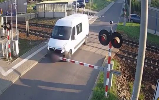 Van ultrapassa sinal vermelho e veículo é atropelado por trem