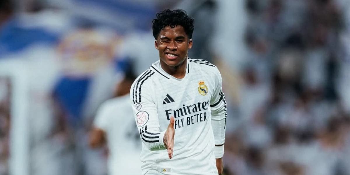 Endrick comemorando gol em partida