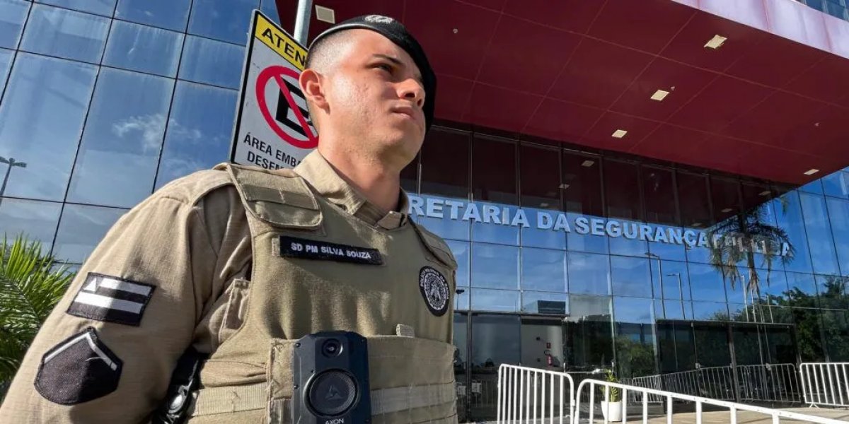Policial Militar com uma câmera acoplada no uniforme