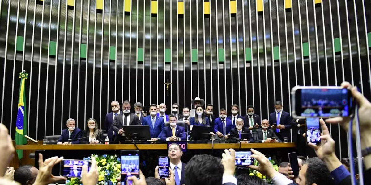 Deputados de oposição ocupam Mesa Diretora da Câmara