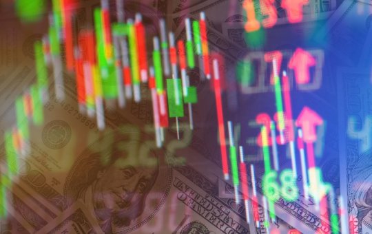 influenciado por queda de 6% da Petrobras, Ibovespa cai; dólar fecha em alta