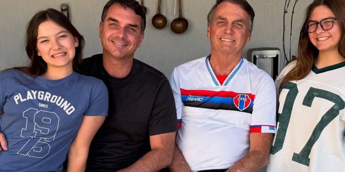 Bolsonaro junto com seu filho e suas netas