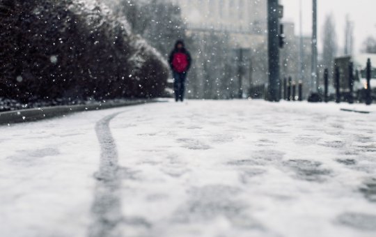 Foto ilustrativa de uma cidade fazendo frio