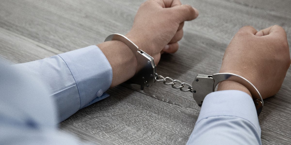 Imagem ilustrativa de um homem com um algema nas mãos