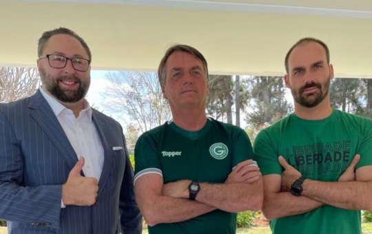 Conselheiro de Trump declara que 'não vai desistir até que Bolsonaro esteja livre'