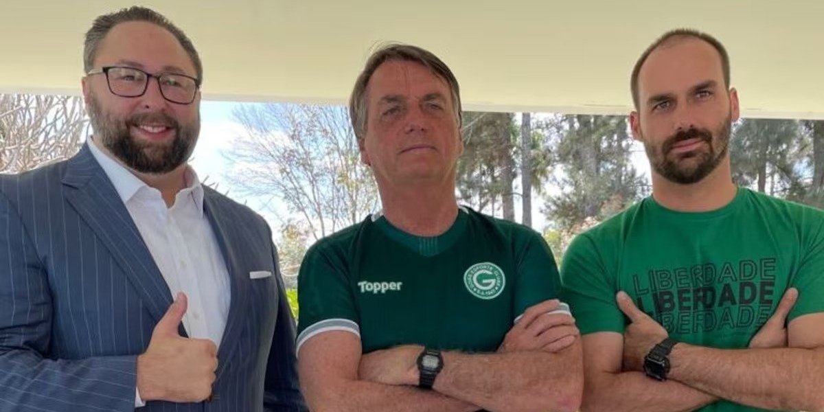 Conselheiro de Trump declara que 'não vai desistir até que Bolsonaro esteja livre'