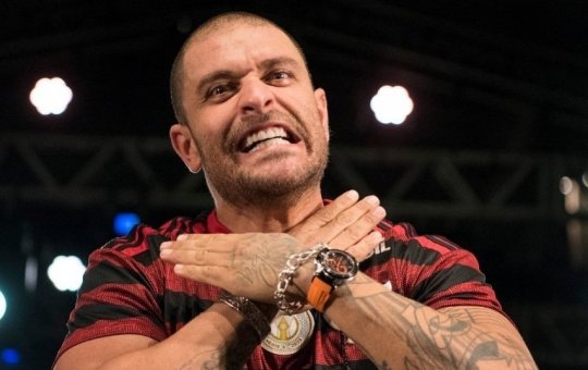 Diogo Nogueira perde a paciência e xinga fãs após provocações sobre o Flamengo durante show